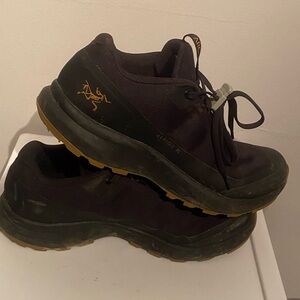 WOMENS 7.5 ARCTERYX HIKING SHOES, USED, BLACK